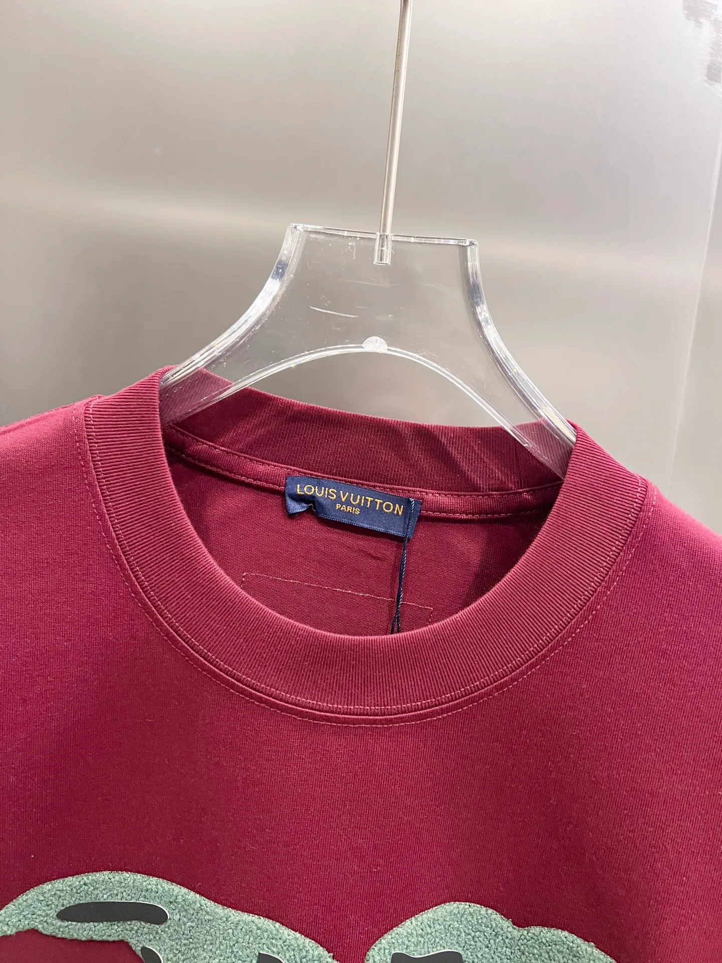 🅿️190 1v Louis* 2025 autumn and winter new style, classic big V letter three-dimensional craft design, high-end version! Highly breathable and comfortable, customized double-yarn plain cotton fabric. Short-sleeved T-shirt. Same style for men and women. Sizes S M L XL XXL Five sizes black white Angora red